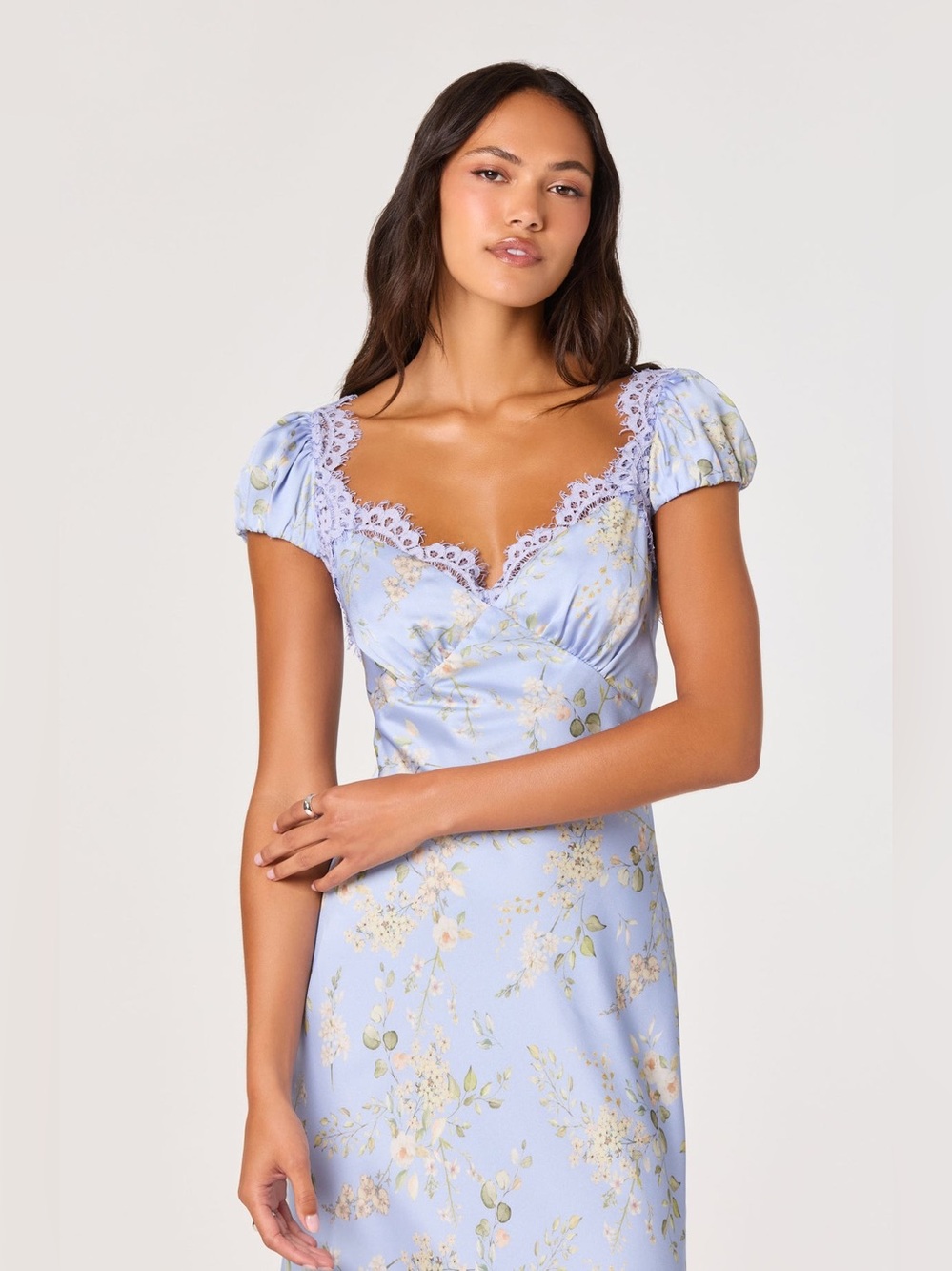 new Astr the label Makaela Puff Sleeve Floral Satin Midi Dress blue floral print - Picture 4 of 9